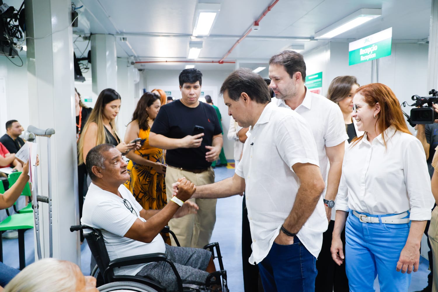 prefeito evandro cumprimenta um senhor numa cadeira de rodas na recepção da UPA